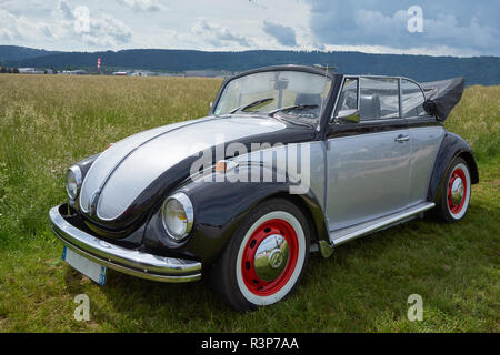 Houtaud/Franche Comté / Frankreich / Juni 2018: Grau und Schwarz Volkswagen Käfer Parks an Oldtimer Auto Rallye Stockfoto