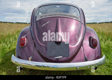 Houtaud/Franche Comté / Frankreich / Juni 2018: Glänzende Lila Volkswagen Käfer Parks an Oldtimer Auto Rallye Stockfoto