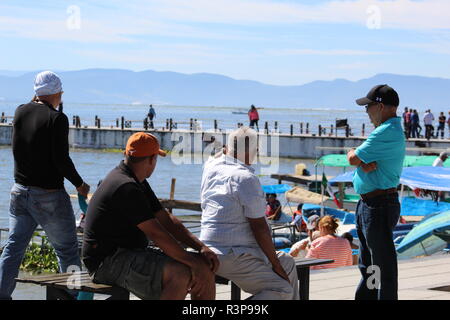 Foto tomada en el Malecón del Lago de Chapala en una tarde en Donde se aprecian soleada unos Amigos observando El Muelle del Lago Stockfoto