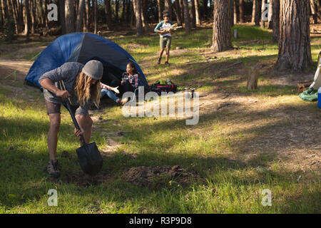 Mann graben Boden im Wald Stockfoto