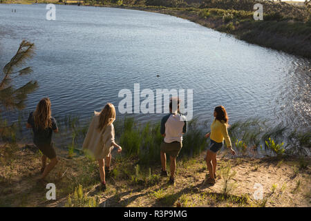 Gruppe von Freunden Spaß haben, in der Nähe von Lakeside Stockfoto