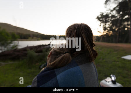 Paar in Decke auf Campingplatz gewickelt Stockfoto