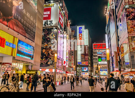 Touristen in einem Stadtbild in Chuo Dori in Akihabara bei Sonnenaufgang, Tokio, Japan Stockfoto