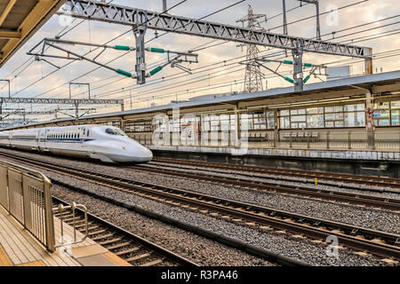 Tokaido Shinkansen Zug fährt durch Odawara Station, Japan Stockfoto