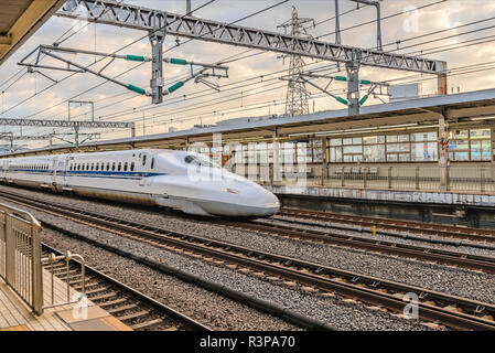 Tokaido Shinkansen Zug fährt durch Odawara Station, Japan Stockfoto