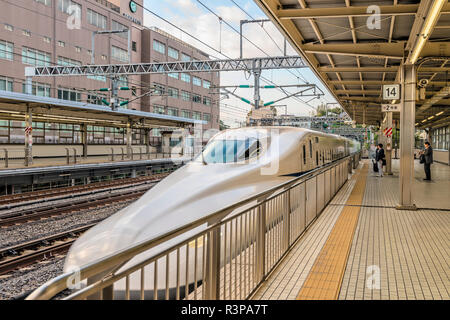 Tokaido Shinkansen Zug fährt durch Odawara Station, Japan Stockfoto