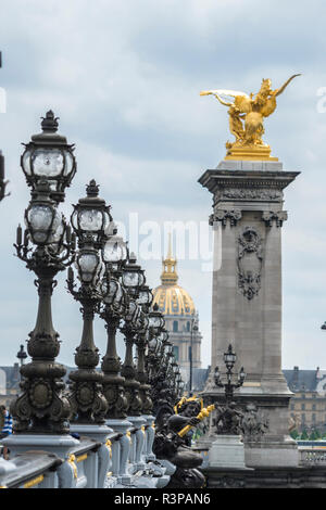 Goldene Statue auf Pont Alexandre III, Paris, Frankreich, Europa Stockfoto