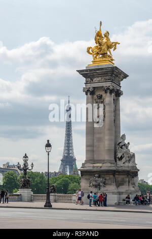 Goldene Statue auf Pont Alexandre III, Paris, Frankreich, Europa Stockfoto