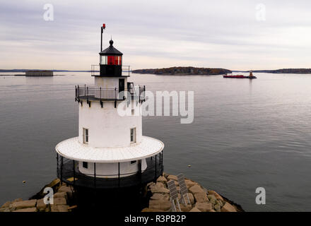 Frühjahr Punkt Vorsprung Leuchtturm in Portland Maine ist ein gefährliches Hindernis auf der Westseite des Main Versand Kanal in Portland Harbour. Stockfoto