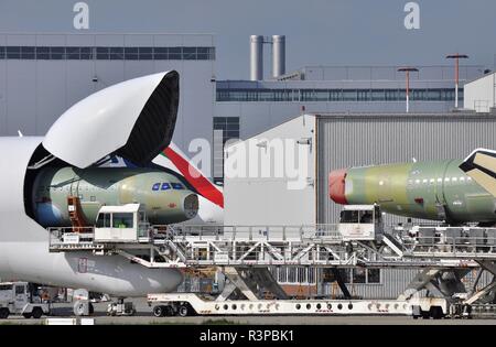 AIRBUS A 320 RÜMPFE ENTLADEN VON BELUGA Frachter für die Endmontage in Finkenwerder. Stockfoto