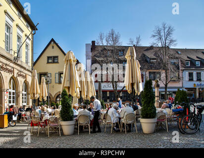 Deutschland, Rheinland-Pfalz, Bad Dürkheim, Outdoor Cafe Stockfoto