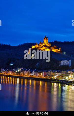 Deutschland, Rheinland-Pfalz, Cochem, die Reichsburg Cochem durch Nacht und Reflexion in der Mosel Stockfoto