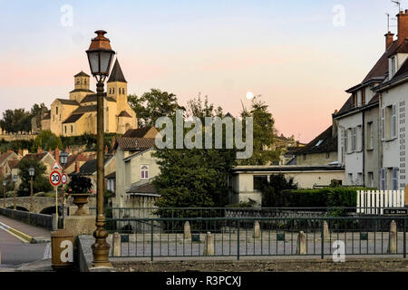 Chatillon-sur-Seine und der Vollmond in Frankreich Stockfoto