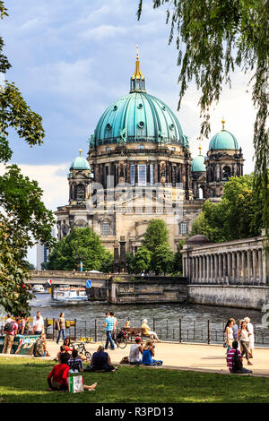 Berlin, Deutschland. Kathedrale im Lustgarten auf der Museumsinsel, die Menschen entspannen und entlang der Spree zu Fuß Stockfoto