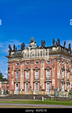 Potsdam, Brandenburg, Deutschland. Detail der Golden Royal Crest und Statuen der barocke Neue Schloss (Neues Palais) im Sans Souci Park Stockfoto