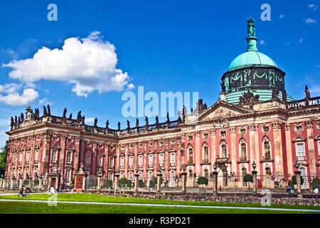 Potsdam, Brandenburg, Deutschland. Die Hauptfassade des barocken Neuen Palast (Neues Palais) im Sans Souci Park Stockfoto