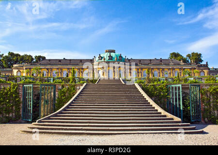 Deutschland, Brandenburg, Preussen, Potsdam. Die hauptfassade von Sans Souci Palast und seine Gärten. Stockfoto