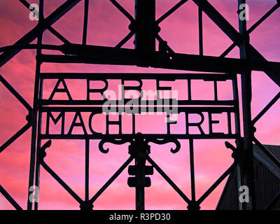 Eintritt in die NS-Konzentrationslager in Dachau, Deutschland. In der Nähe von München mit dem Schild Arbeit macht frei (Arbeit stellt Sie frei). Stockfoto