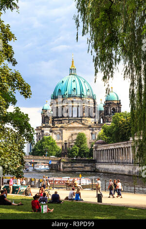 Berlin, Deutschland. Berliner Dom Lustgarten auf der Museumsinsel, die Menschen entspannen und wandern entlang der Spree Stockfoto