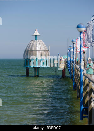 Pier mit Diving bell für Touristen an der Seebrücke in Zingst. Deutschland, Vorlaeufiges amtliches Stockfoto