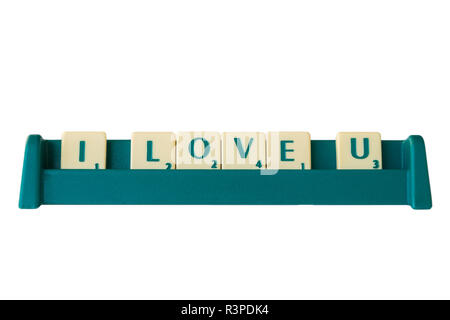 Scrabble-Spiel Buchstabensteine mit Score Wert auf Stativ, die Phrase "ich liebe Dich". Auf weissem Hintergrund. Stockfoto