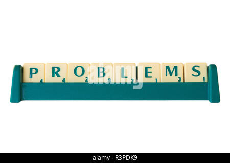 Scrabble-Spiel Buchstabensteine mit Score Wert auf einem Ständer bilden das Wort 'Probleme'. Auf weissem Hintergrund. Stockfoto
