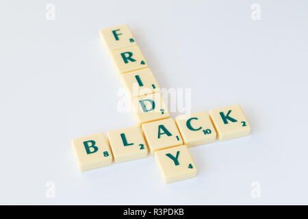 Scrabble-Spiel Buchstabensteine mit Score Wert bildet Schwarz die Worte 'Freitag' auf weißem Hintergrund. Stockfoto