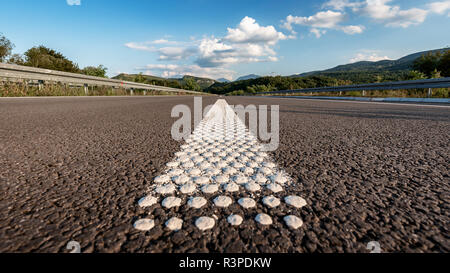Leeren Asphalt Autobahn Straße mit Nahaufnahme Markierungen Stockfoto