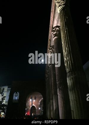 Römische Säulen in der Nacht mit Mond in der Nähe der Kathedrale San Lorenzo in das Zentrum von Mailand Stockfoto