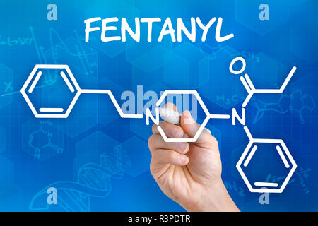 Hand mit Stift zeichnet chemische Strukturformel von Fentanyl Stockfoto