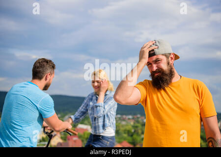 Jetzt ist sie dating mit einem anderen Kerl. Hipster bedauernd Gesicht vor paar in der Liebe. Man bedauern nicht fragte sie erlöschen. Sie sollte meine sein. Wie könnte ich l Stockfoto