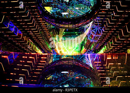 Futuristische neon Linie und Design moderner Gebäude. Selektiver Fokus Stockfoto