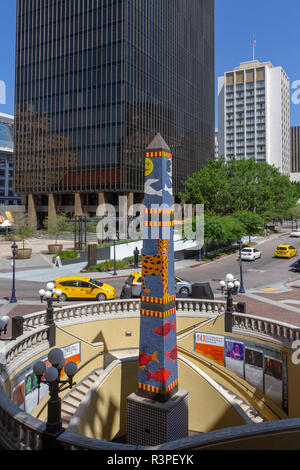 Das Horton Plaza Obelisk (Künstler Joan Brown) im Gaslamp Quarter, San Diego, Kalifornien, USA, Stockfoto