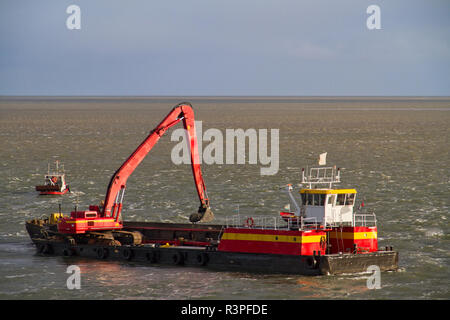 Red Baggerarbeiten Schiff arbeiten am Meer, Entfernen von Ablagerungen in einer Wasserstraße Stockfoto