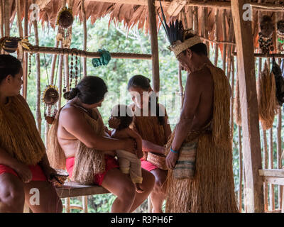 Iquitos, Peru - 26.September 2018: Yagua Indianer in seiner lokalen Kostüm. Lateinamerika. Yagua, Nativa Yahuas Comunidad. Stockfoto