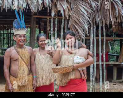 Iquitos, Peru - 26.September 2018: Yagua Indianer in seiner lokalen Kostüm. Lateinamerika. Yagua, Nativa Yahuas Comunidad. Stockfoto