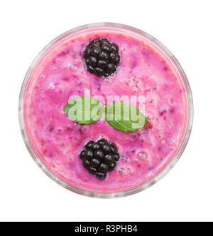 Blackberry Joghurt oder Smoothie mit Minze auf weißem Hintergrund. Ansicht von oben. Gesunde Ernährung Stockfoto