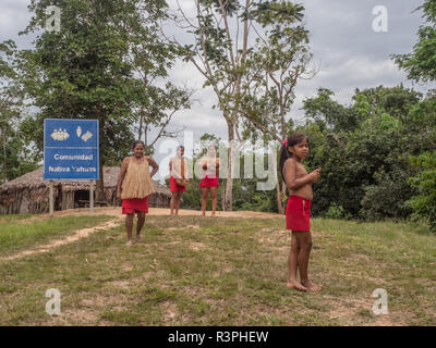 Iquitos, Peru - 26.September 2018: Yagua Indianer in seiner lokalen Kostüm. Lateinamerika. Yagua, Nativa Yahuas Comunidad. Stockfoto