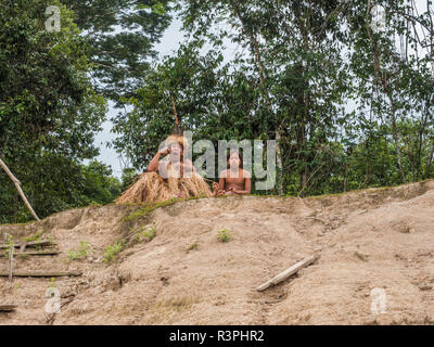 Iquitos, Peru - 26.September 2018: yagua Senior Inder in seiner lokalen Kostüm. Lateinamerika. Yagua, Yahuas Stockfoto