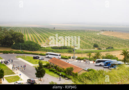 Das fruchtbare Tal von Jesreel von den historischen Tel Megiddo im unteren Galiläa Israel unternommen. Te Parkplatz für Besucher im Vordergrund. Stockfoto