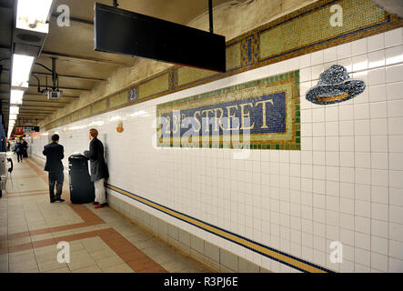 New York, USA - November 20,2017: Menschen bei 23 Street U-Bahn Station in New York warten. Mit 1,67 Milliarden Euro jährliche Fahrten, New York City U-Bahn ist der 7. Stockfoto