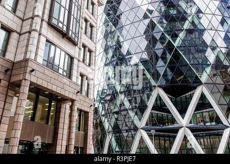 City of London, England, Finanzzentrum des Vereinigten Königreichs, Lime Street, Willis-Gebäude, Gherkin, kommerzieller Wolkenkratzer, Architektur, Norman Foster, Glas, Dreiecke Stockfoto