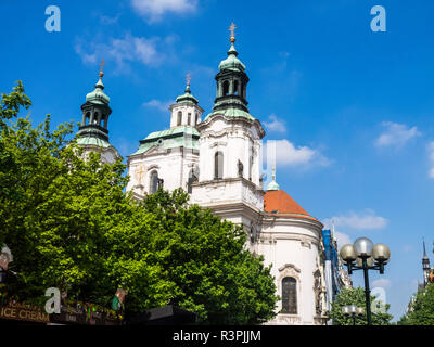 Tschechische Republik, Prag. Kuppeln der Kirche St. Nicolas in Prag. Stockfoto