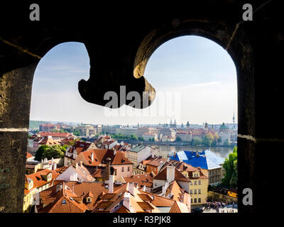 Tschechische Republik, Prag. Die Prager Altstadt, die Moldau und die Dächer der Kleinseite, wie von der Charles Bridge Tower gesehen. Stockfoto