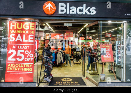 City of London England, UK Blacks, Outdoor-Kleidung, Sportbekleidung, Geschäft, Eingang, Shopping Shopper Shopper Shop Geschäfte Markt Märkte Markt Kauf sel Stockfoto