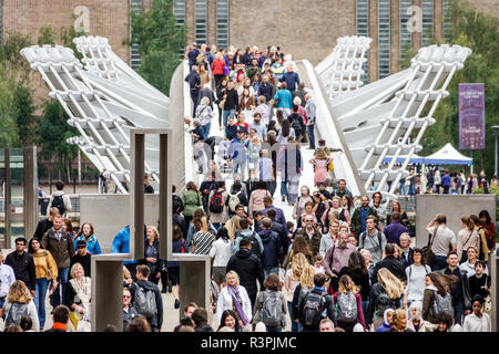 London England, Großbritannien, Großbritannien, Großbritannien, Millennium Bridge, Stahlaufhängung, Fußgängerbrücke, Fußgängerüberweg über das Wasser der Themse, überfüllt, Multi-Ethno Stockfoto