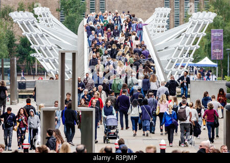 London England, Großbritannien, Millennium Bridge, Stahlaufhängung, Fußgängerbrücke, Fußgängerüberweg über die Themse, überfüllt, multiethnisch multiethnisch, Mann Männer männlich, Frau f Stockfoto