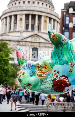 City of London, England, UK Peter's Hill, Blick auf die St. Paul's Cathedral, Kuppel, öffentliche Kunstwerke, bemaltes Fiberglas-Nashorn, Save the Rhino Fundraising Campaign, Großbritannien Stockfoto