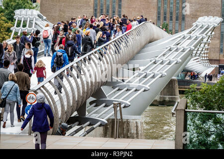 London England, Großbritannien, Millennium Bridge, Stahlaufhängung, Fußgängerbrücke, Fußgängerüberweg über die Themse, überfüllt, multiethnisch multiethnisch, Mann Männer männlich, Frau f Stockfoto