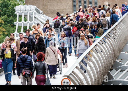 London England, Großbritannien, Millennium Bridge, Stahlaufhängung, Fußgängerbrücke, Fußgängerüberweg über die Themse, überfüllt, multiethnisch multiethnisch, Mann Männer männlich, Frau f Stockfoto